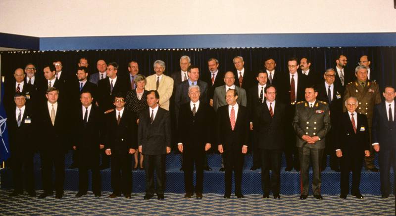 Brussel, Belgia 19940524. Nato-møte i Brussel. Forsvarsmininster Jørgen Kosmo i gul dress / lys dress / sommerdress. De andre i mørke dresser og uniformer.
FOTO:  NTB scanpix