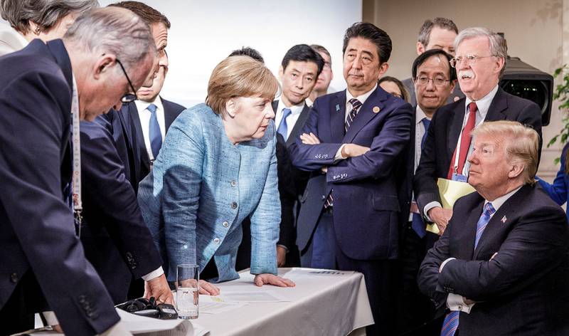 Dette bildet fra helgens G7-møte i Canada har allerede fått status som ikonisk og illustrerer hvorfor mange nå mener det er riktigere å snakke om G6: USA meldte seg ut da Trump nektet å undertegne slutterklæringen. 