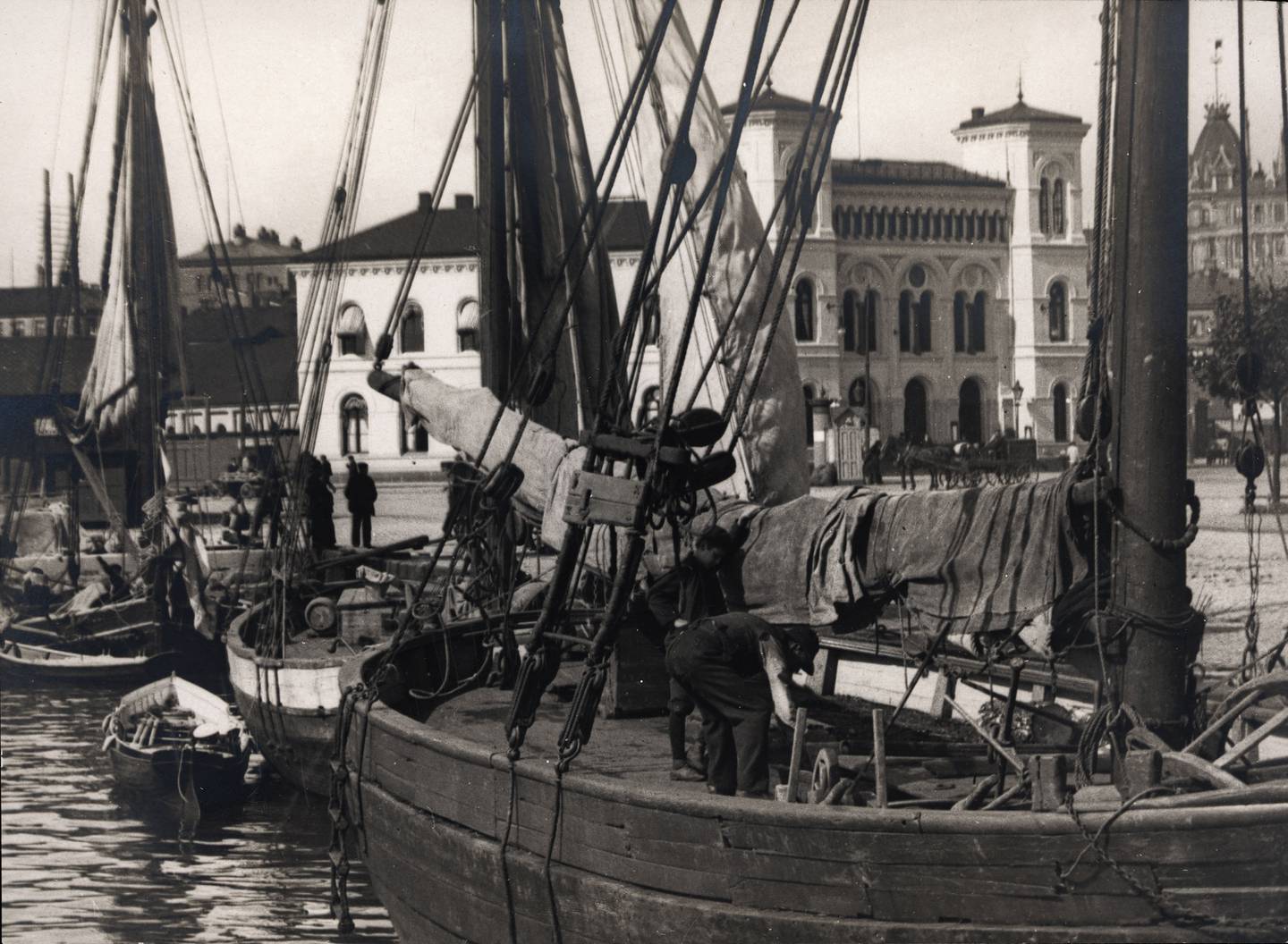Båtene romanifolk/tatere reiste med var mellomstore båter med seil, kalt jakter eller skøyter, av fastboende gjerne kalt «taterjakter». Her kunne hele familier bo. Bildet viser en skøyte med romanifolk ved Vestbanen 1919.