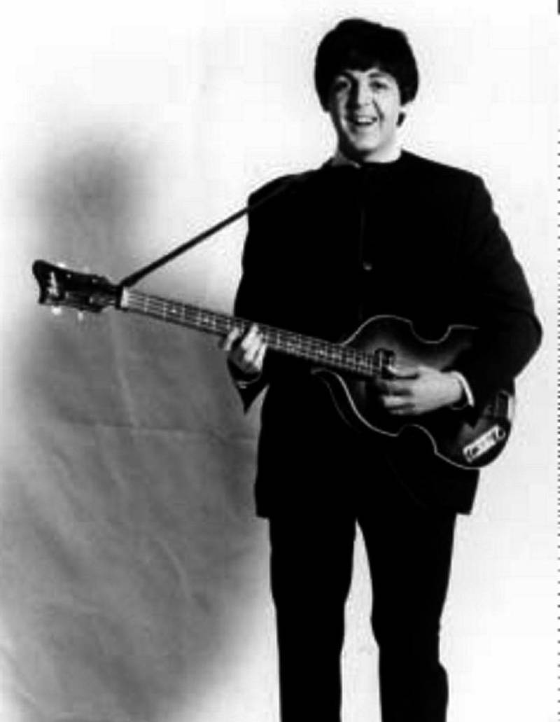 60-tallet: I The Beatles, med Höfner-bassen som har fulgt ham siden. FOTO: EMI