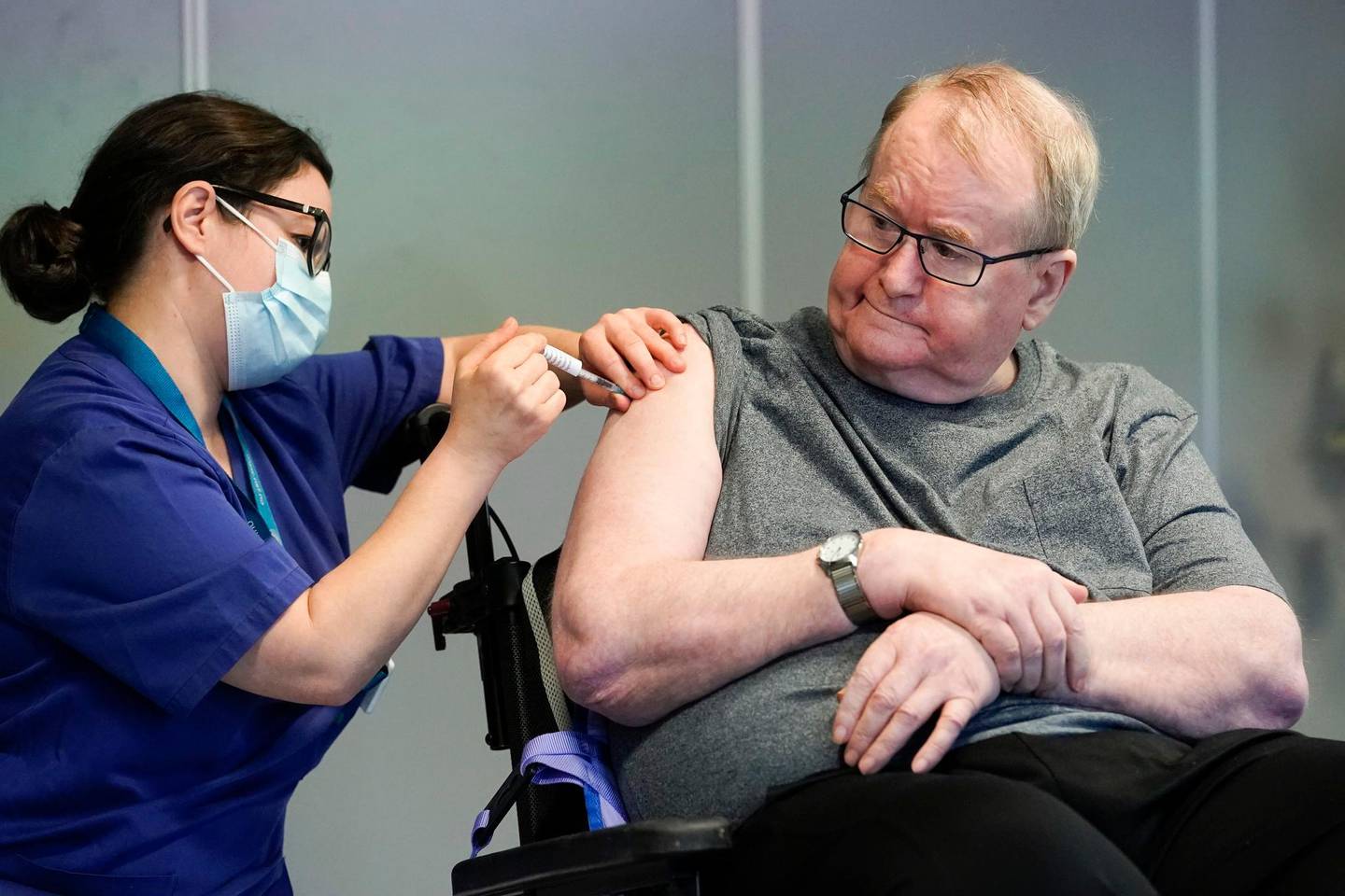 Oslo 20201227. 
Sykepleier Maria Golding vaksinerer Svein Andersen (67) mot koronaviruset (Covid-19). Svein Andersen (67) beboer på Ellingsrudhjemmet var den første i Norge som fikk vaksinen.
Foto: Fredrik Hagen / NTB