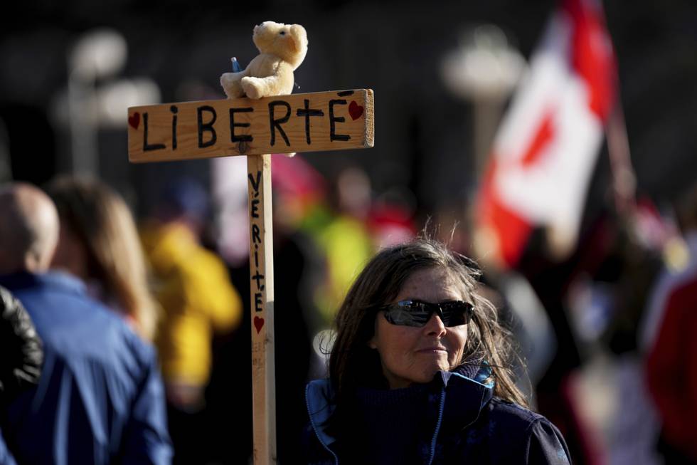 Liberté et vérité (frihet og sannhet), heter det på skiltet til denne demonstranten som deltok under en koronamarkering i Ontario nylig. Foto: Sean Kilpatrick / The Canadian Press via AP / NTB