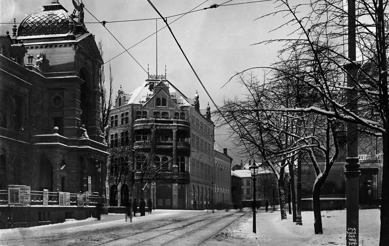 Stortingsgaten ved Tivolis hovedinngang og Theatercafeen i 1902. Denne inngangsfløyen til Tivoli ble åpnet i 1890, og lå der hvor Høyres hus i dag ligger.