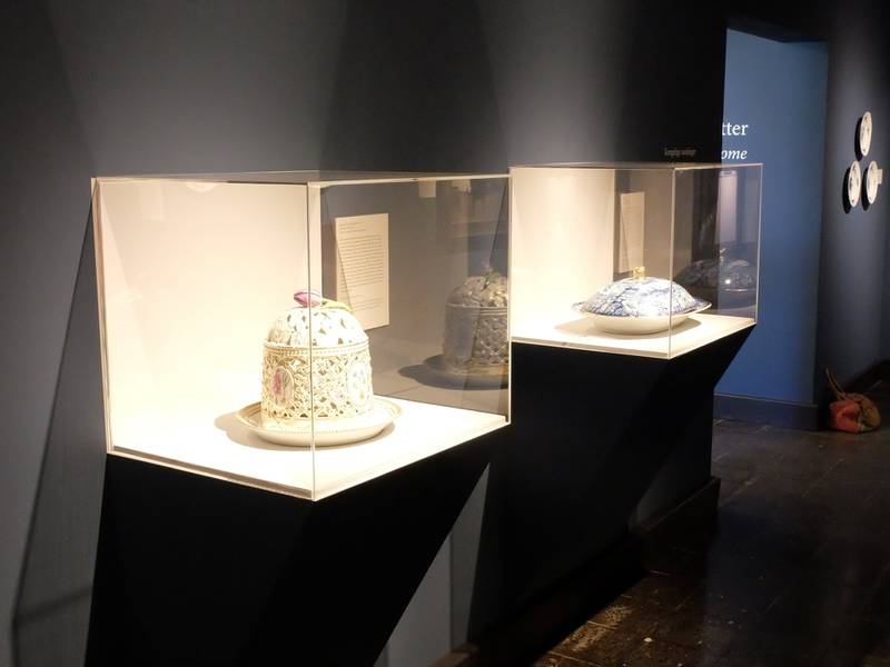 Kongelig porselen: Dronning Margrethe og dronning Sonja har selv valgt ut porselensskatter som Blaafarveværket låner til utstillingen.