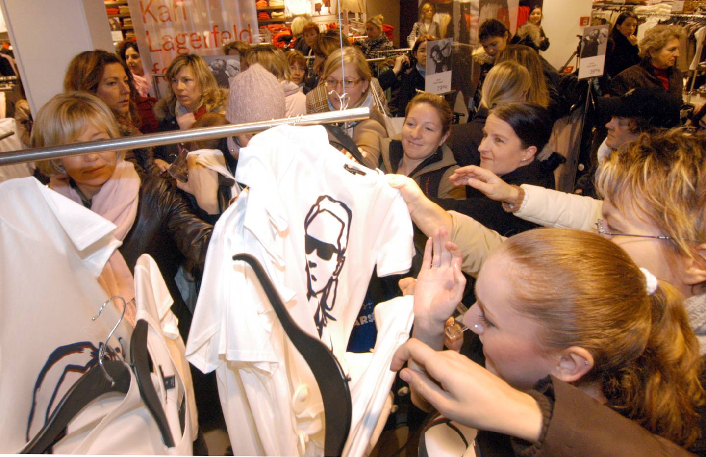 Kaos i November 2004, da H&M lanserte sitt samarbeid med selveste Karl Lagerfeld.
