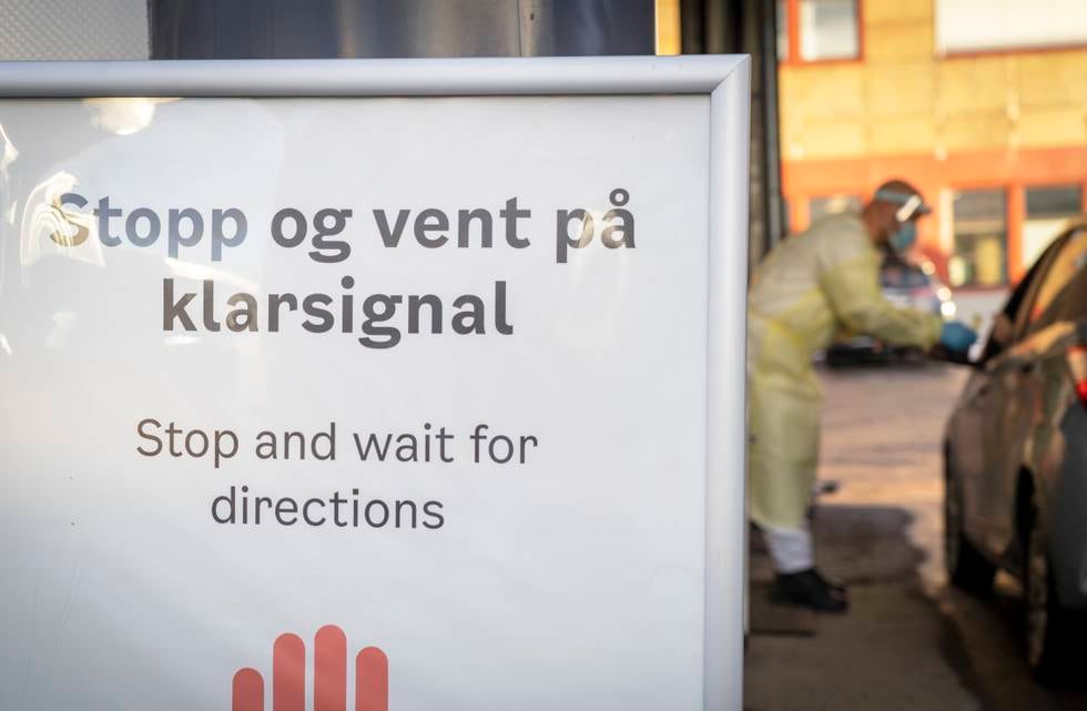 Bildet viser en person i frakk som tester en person i bil for korona.
Foto: Ole Berg-Rusten / NTB