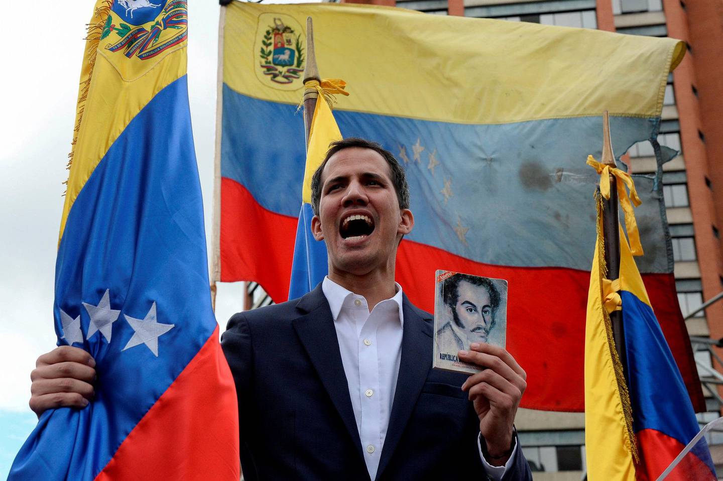 Juan Guaido (35) har erklært seg selv om landets nye «interimspresident», og har støtte fra store deler av regionen.