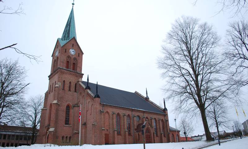 ELEKTRISK: Når taket på Sarpsborg kirke snart skal byttes vil det bli lagt solcellepaneler som kan produsere strøm i stedet for dagens skifertak.