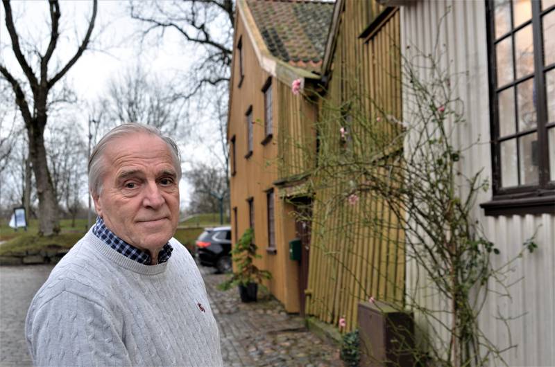 – Med et totalrestaurert hus ønsker jeg selvfølgelig også å få denne veggen i lodd, sier gårdeier Helge Holst i Gamlebyen.