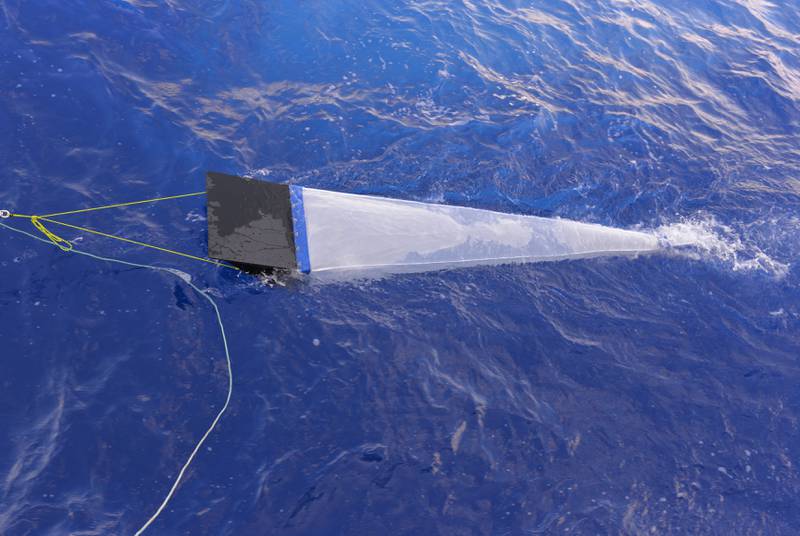 MANTATRÅL: Forskerne i Det indiske hav tar prøver med et mantanett, som filtrerer materialet. Som regel kjøres den 15 minutter av gangen, i tre knops fart.  FOTO:  NTB SCANPIX
