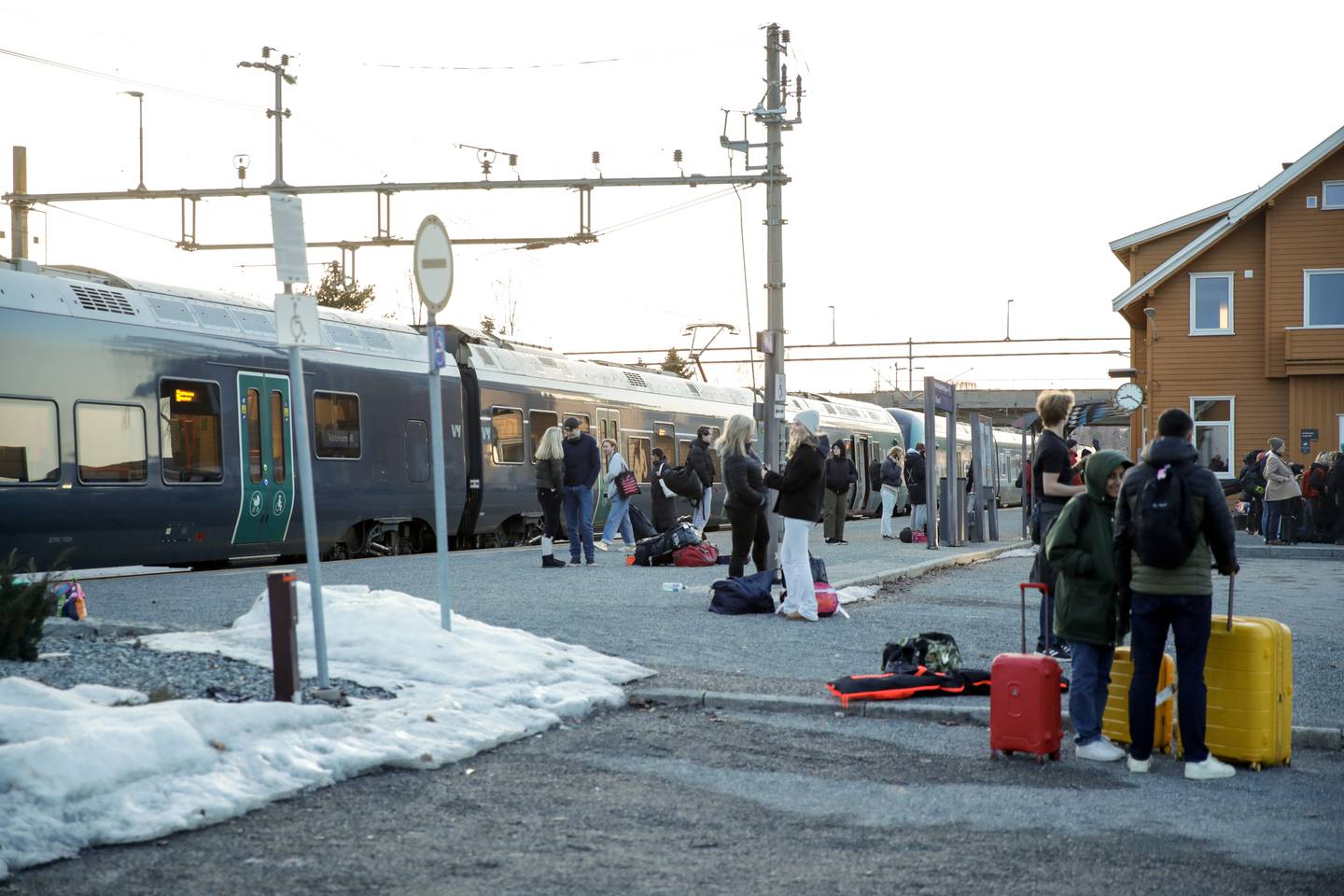 I april ble Dovrebanen stengt på grunn av jordras mellom Brumunddal og Rudshøgda. Både tog og passasjerer ble stående på Brumunddal stasjon som følge av det.