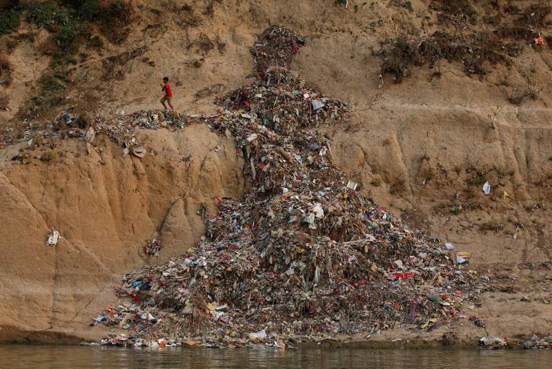 INDIA: Deler av avfall fra Himalayahavner til slutt i indernes hellige elv, Ganges, som sliter hardt med forsøpling. Her fra april. FOTO: NTB SCANPIX