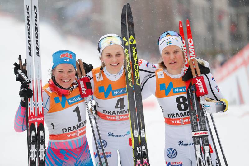 En vinnertrio uten norske jenter. Fra venstre Krista Parmakoski fra Finland, Stina Nilssonog Hanna Falk fra Sverige etter onsdagens sprint i Drammen.