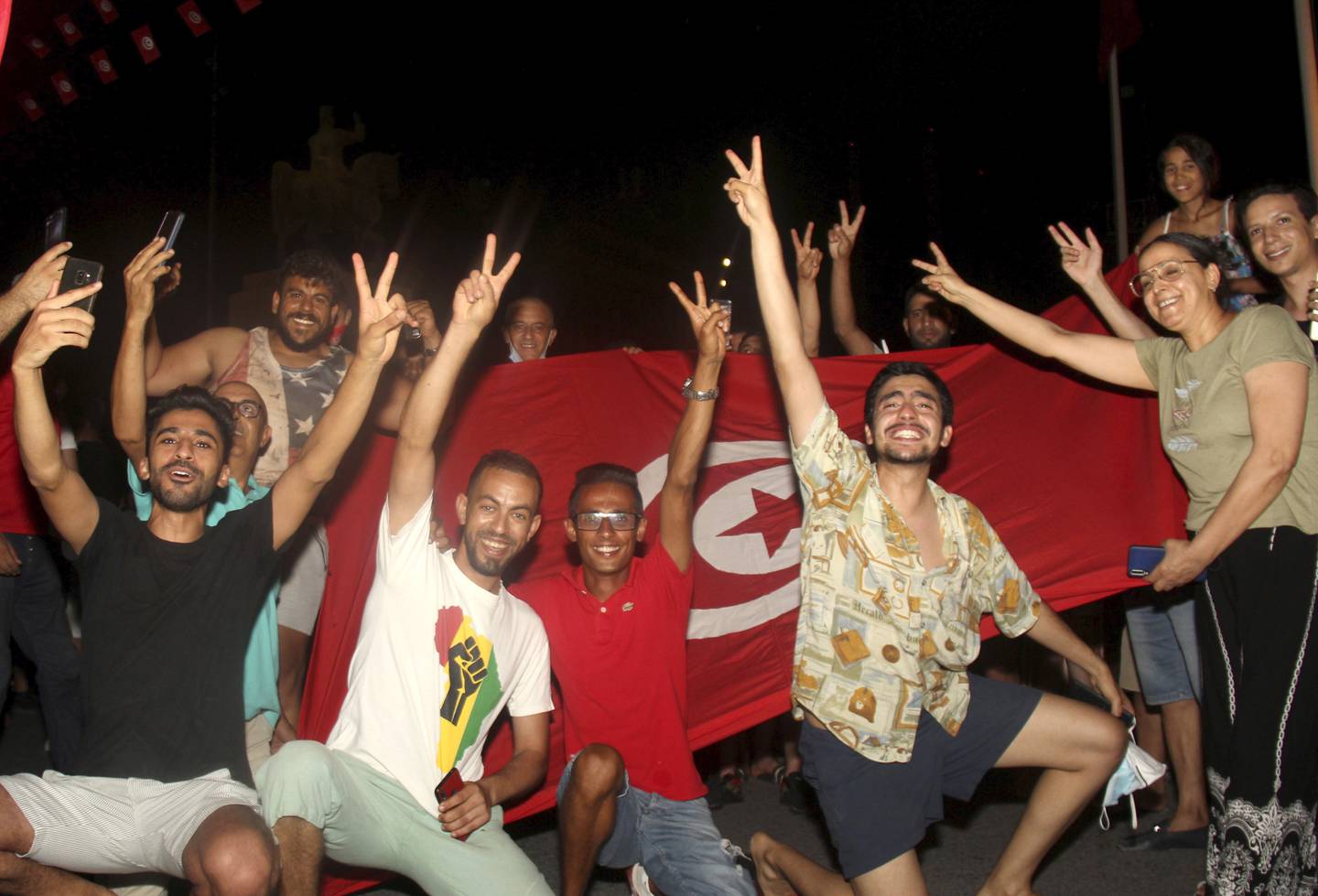 Demonstranter møtte opp med tunisiske flagg for å feire presidentens beslutning.
