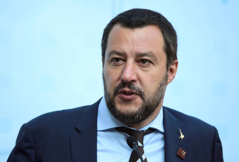 Innenriksminister Matteo Salvini retter skytset mot EUs budsjettregler for brukollapsen.