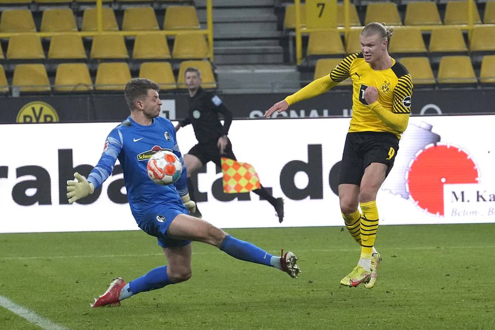Erling Braut Haaland scorer sitt første mål i 2022 ved å overliste Freiburg-keeper Benjamin Uphoff og gi Borussia Dortmund 3-0-ledelse. Foto: Martin Meissner, AP / NTB
