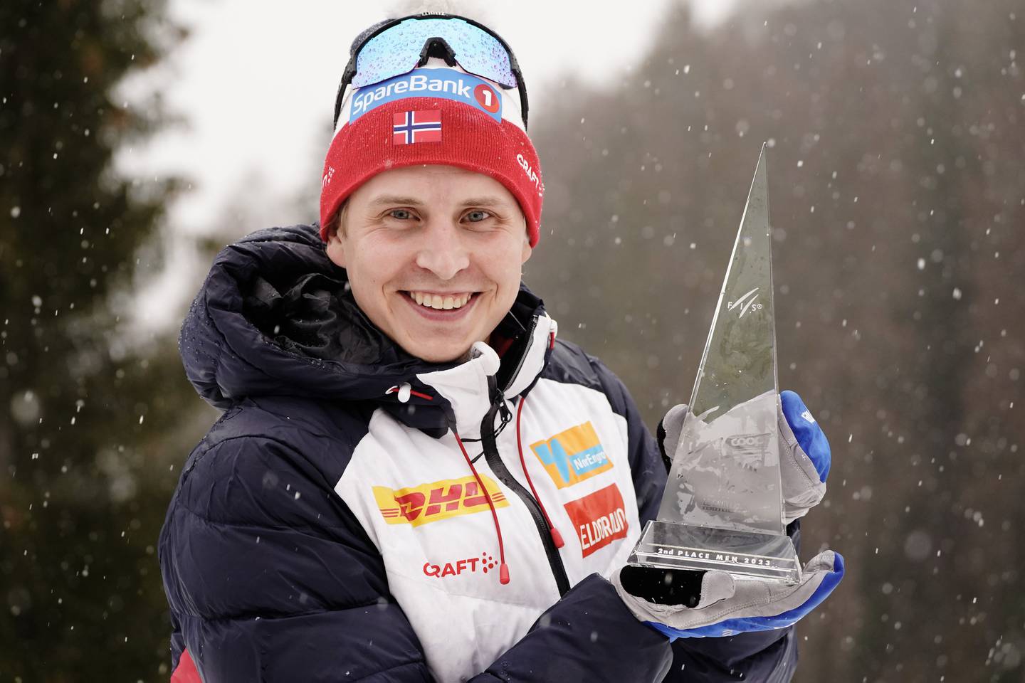 Simen Hegstad Krüger med beviset for 2. plass i Tour de Ski.