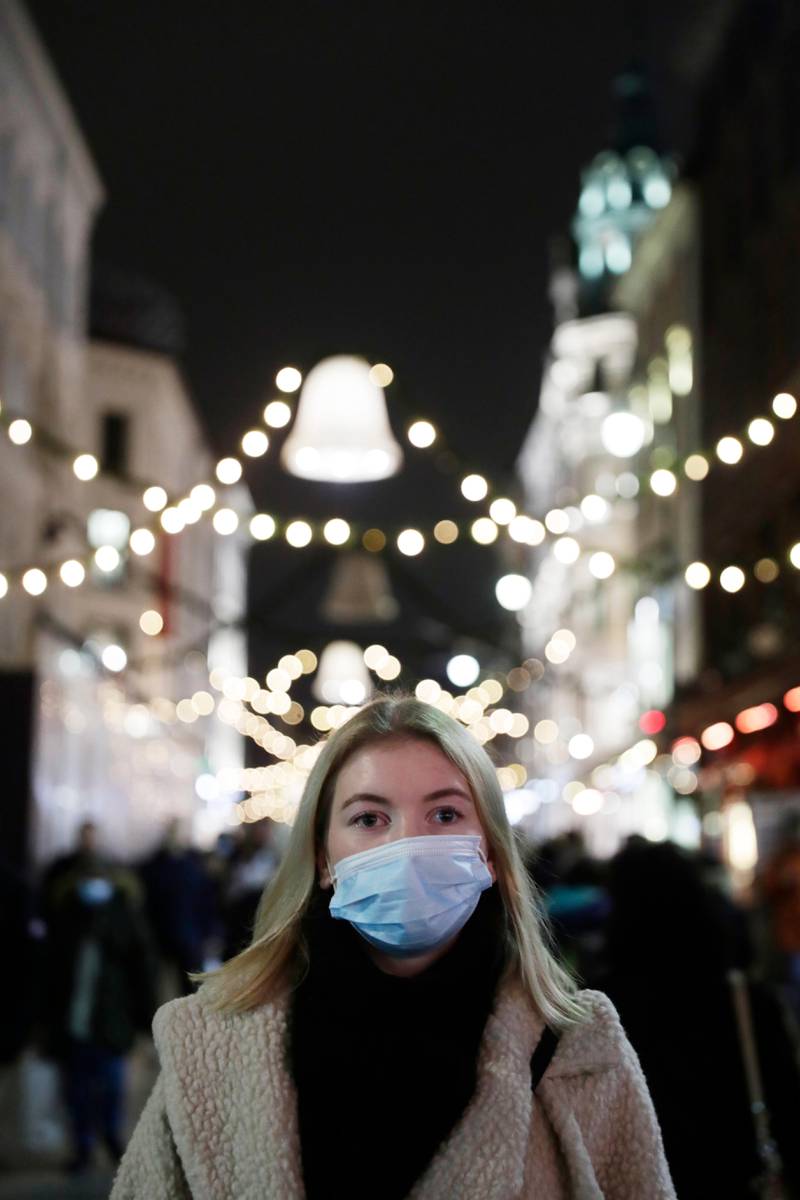 OSLO, NORGE 20201220. 
Jente med munnbind på julepyntet Karl Johansgt. Modellklarert. 
Foto: Berit Roald / NTB