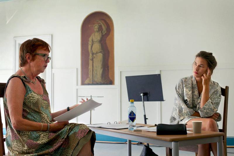 Regissør og manusforfatter Anne-Karen Hytten og skuespiller Helga Guren under leseprøvene. FOTO: Ibsen- og Hamsundagene