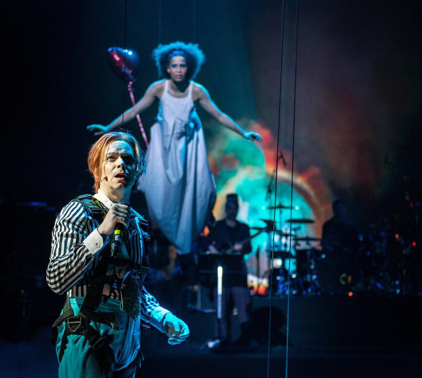 Mimmi Tamba flyr over Joachim Rafaelsen i «Lazarus» på Det Norske Teatret. Foto: Erik Berg