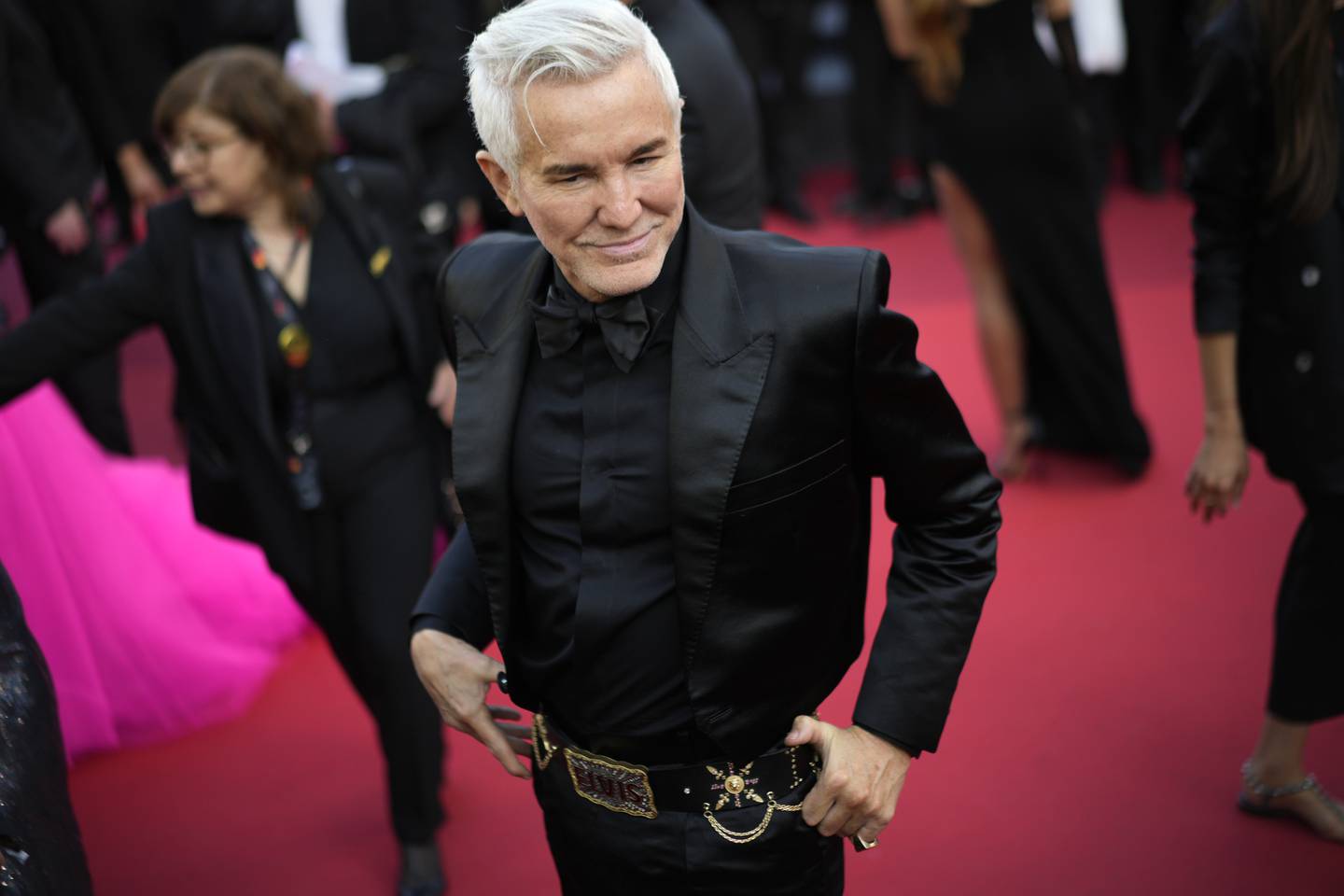 Regissør Baz Luhrmann med Elvis-inspirert belte  under filmfestivalen i Cannes i mai.
