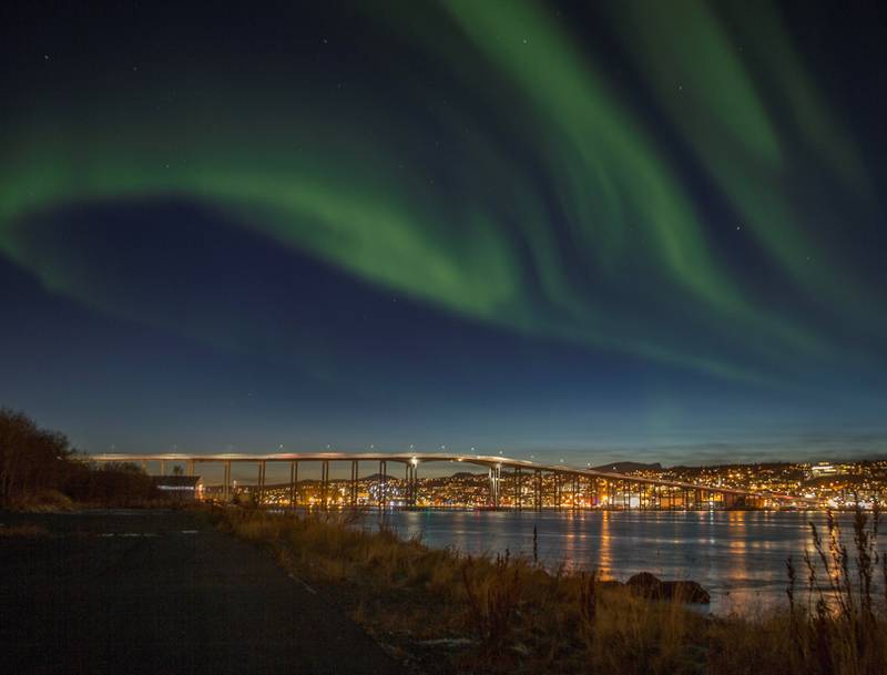 Nordlyset er blant attraksjonene som nå lokker rekordmange turister til Norge og byer som Tromsø. Antallet bestilte flybilletter til Norge i første halvår i år, har økt med hele 28 prosent sammenlignet med første halvår i fjor, ifølge Innovasjon Norge.