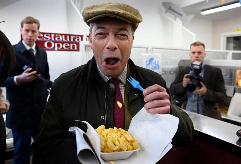 Chips og valgkamp: Brexit-partiets leder Nigel Farage under valgkampturné i Whitehaven, Cumbria, i Nordvest-England. Hans parti er lite, men kan likevel ha mye å si for resultatet der de stiller.