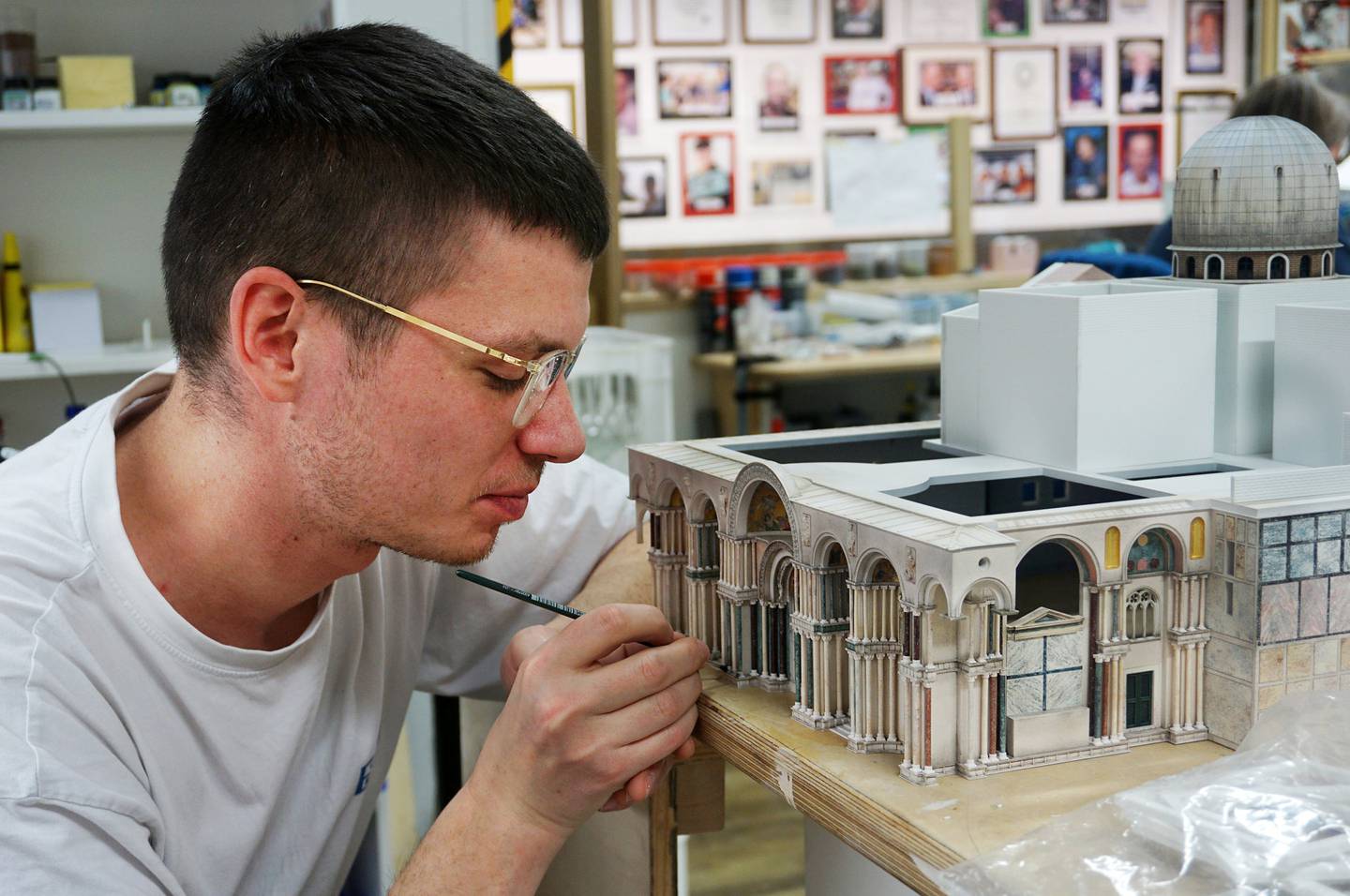 Modellbygger Michael Kraken bruker to måneder på å lage ferdig Markuskirken i Venezia.