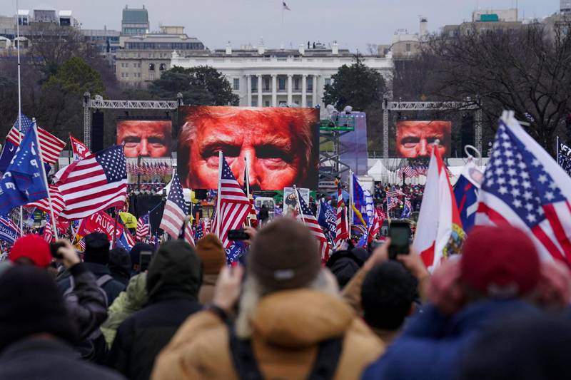 Trump-supportere samler seg for å høre Donald Trump tale 6. januar, like før de gikk til angrep på Kongressen. Foto: John Minchillo/AP/NTB