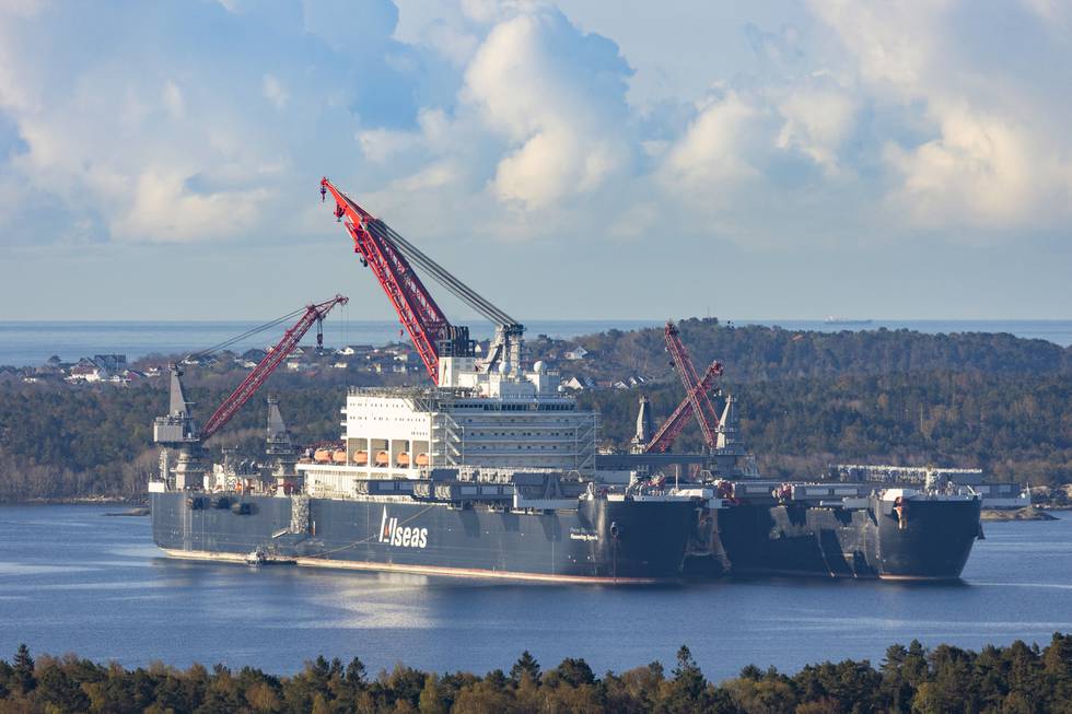 Verdens største skip, Pioneering Spirit, skal inn til til Byfjorden søndag. Bildet er fra da fartøyet lå utenfor Kristiansand i mai.
