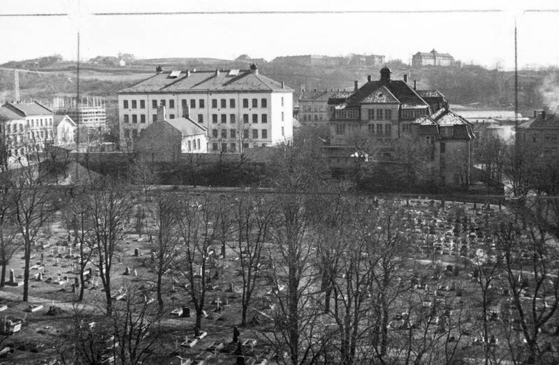 Sofienberg skole ble bygget i 1883. Her ses Sofienberg skole og Sofienberg kirkegård fra tårnet i Petrus kirke (Sofienberg kirke) 1938. 