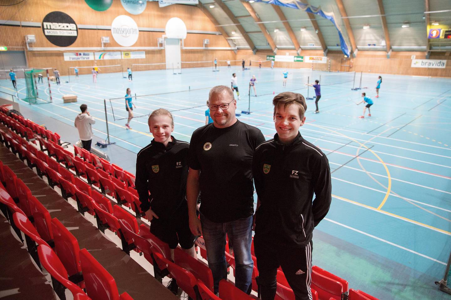 Sverre Bergh-Smith (i midten), daglig leder i Moss Svømmeklubb, med Daniel Snorrason (til venstre) og Jonas Tuskin, hjelpetrenere i Moss Badmintonklubb. De to klubbene skal samarbeide om å tilby et nytt fritidstilbud til barn i skoleferien. Aktivitetene vil foregå i Mossehallen.