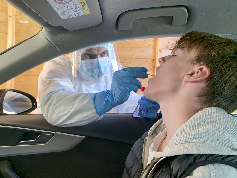 Bildet viser en ung mann som blir korona-testet i en bil. Foto: Ketil Gjelstein Bjærke / NTB