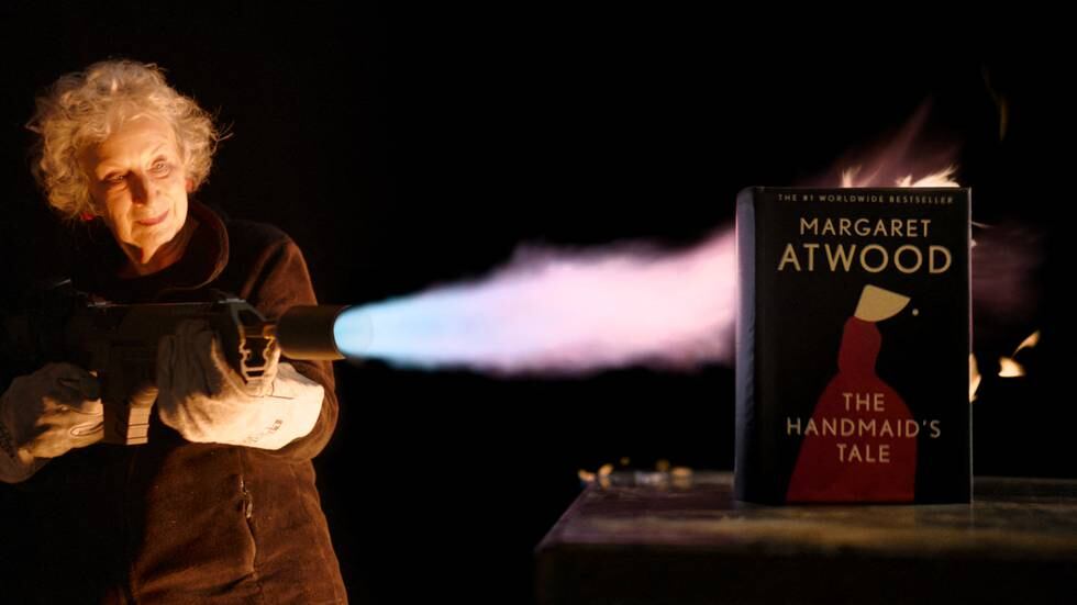 Mandag kveld ble det publisert en video av den kjente forfatteren Margaret Atwood med en flammekaster rettet mot sin egen bok.