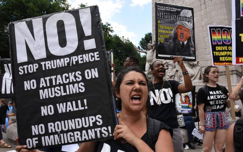 Demonstranter i New York protesterer mot innreiseforbudet for personer fra seks land etter Høyesteretts avgjørelse denne uka. FOTO: TIMOTHY A. CLARY/NTB SCANPIX