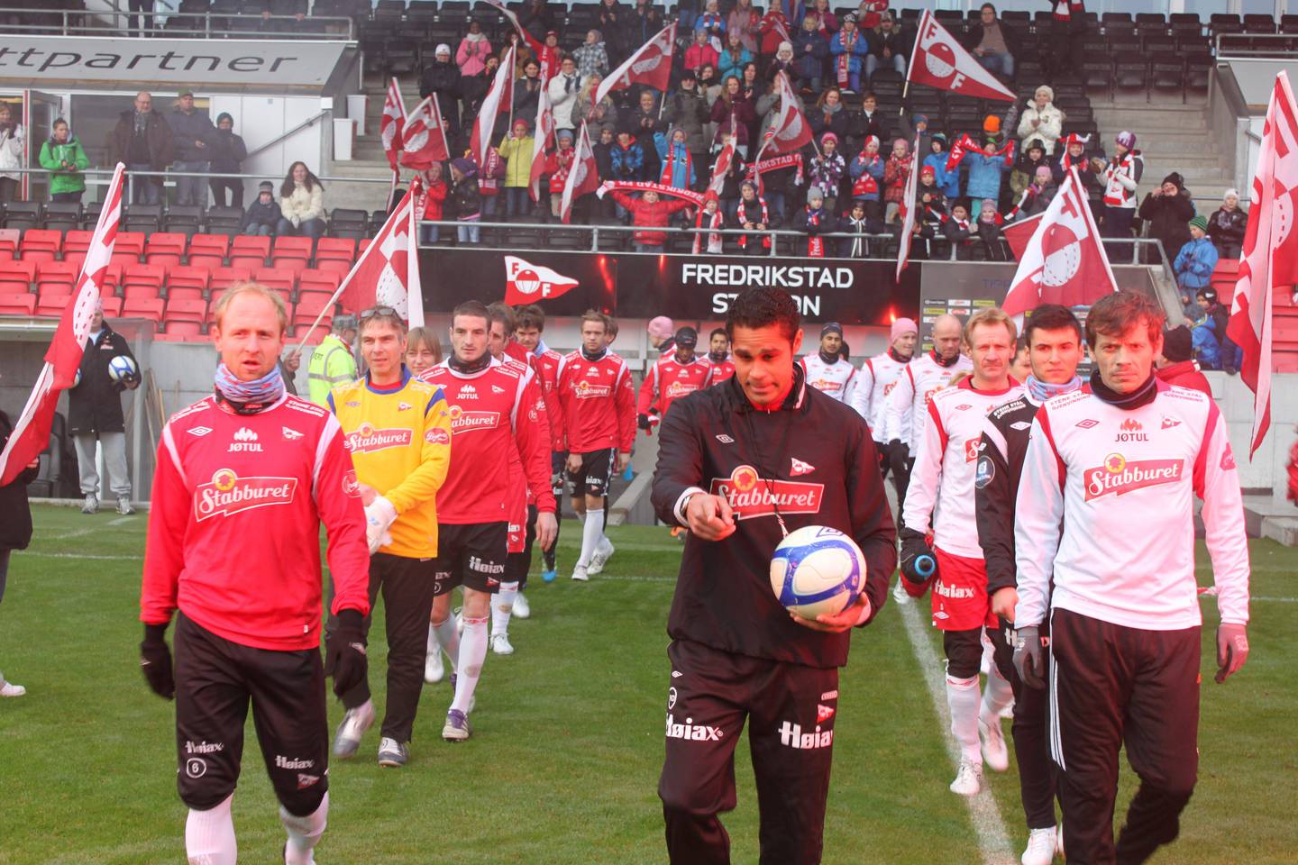 Gatelaget og FFKs A-lag stilte begge til et  internt showoppgjør på Fredrikstad stadion i slutten av gatelagets oppstartsår 2011.