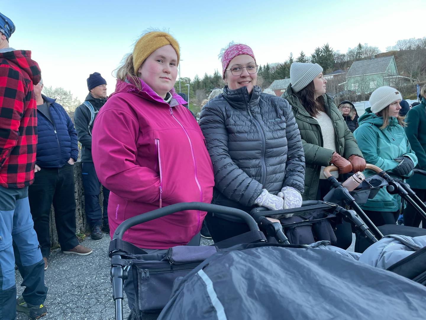 Karianne Edvardsen og Bente Vik møtte opp utenfor Sandnessjøen sykehus for å markere at de ikke ønsker sommerstengte fødeavdelinger.