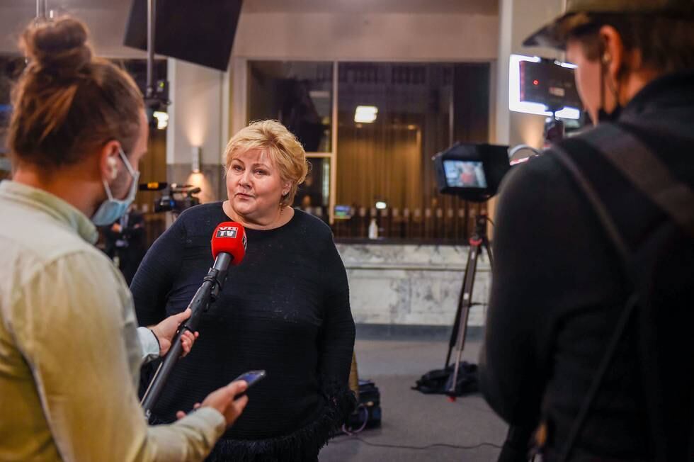 Statsminister Erna Solberg intervjues etter  en pressekonferanse om vaksinasjonsstrategi.
