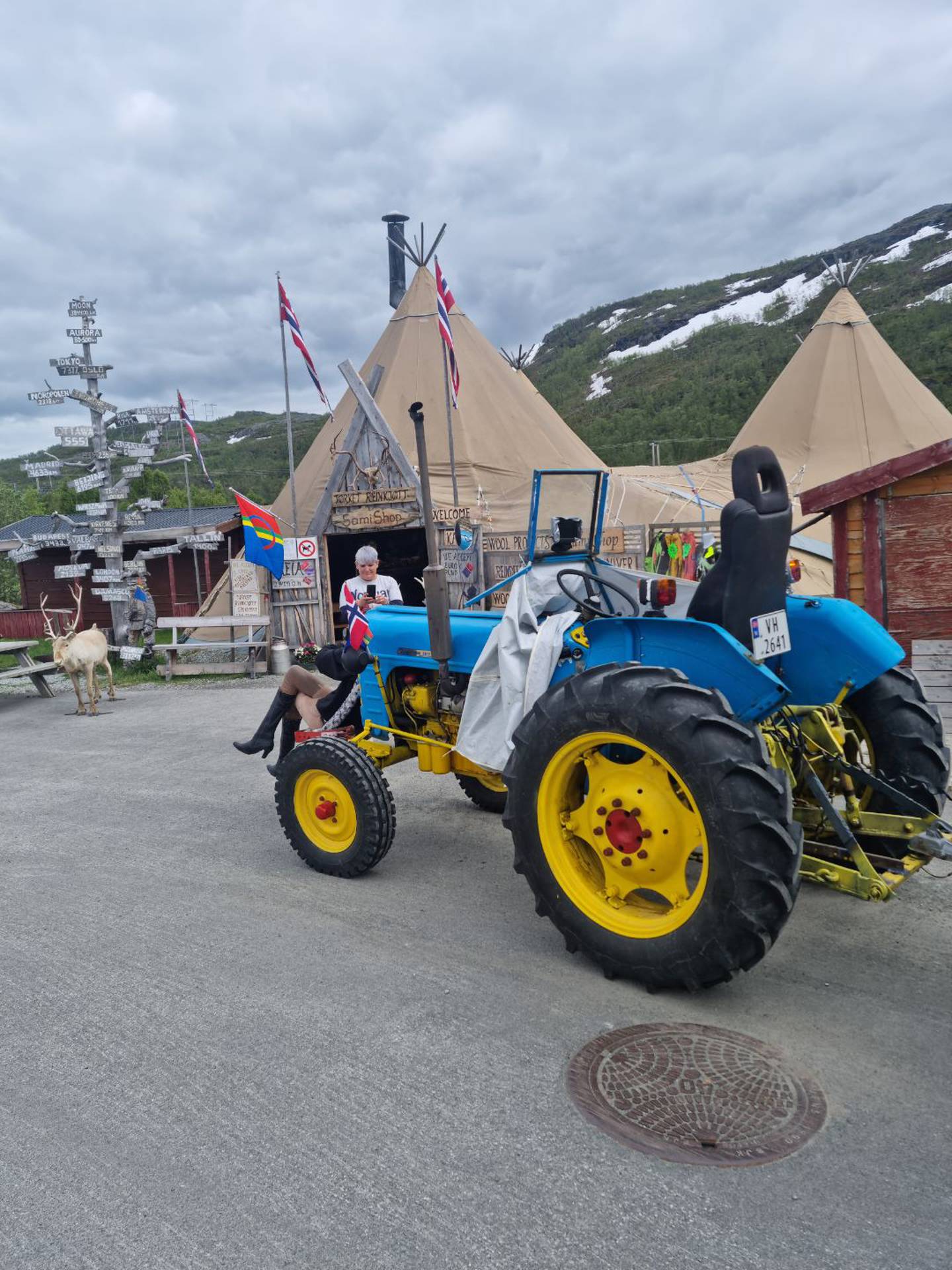 Traktoren til Svein utenfor Heia Samishop på Storsteinnes i Troms.