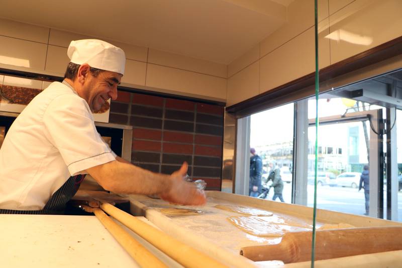 Mahmut Karakus lager den tyrkiske retten etlikmek, brød og kjøttdeig, bak glassveggen. 