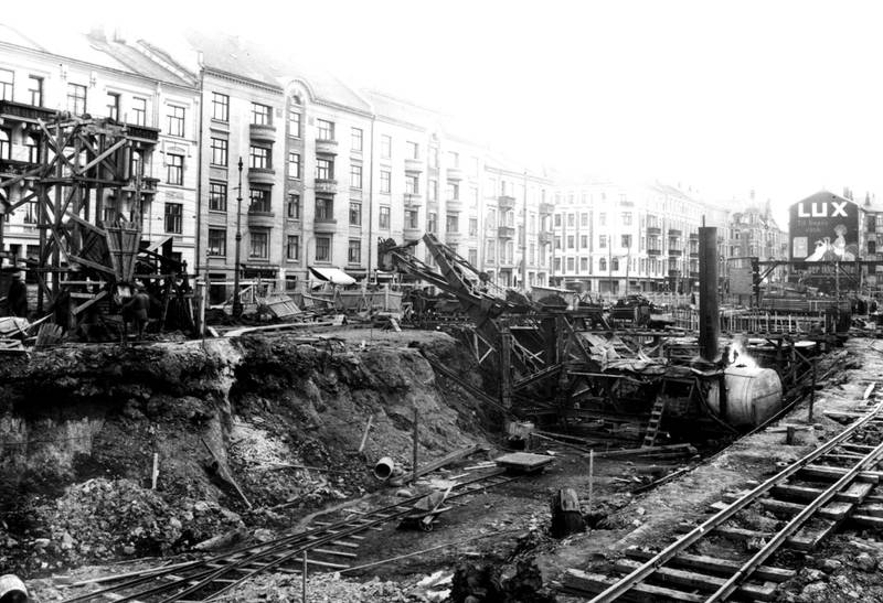 Anleggsarbeid på Majorstuen ved utgravning av tunnel mellom Majorstuen og Nationaltheatret for Holmenkoll­banen, april 1927. Valkyriegata til venstre i bildet. 