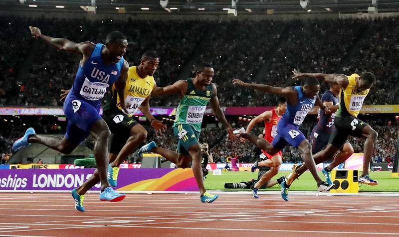 Historisk race: Justin Gatlin (helt til venstre) slår Usain Bolt (helt til høyre) i London lørdag kveld.