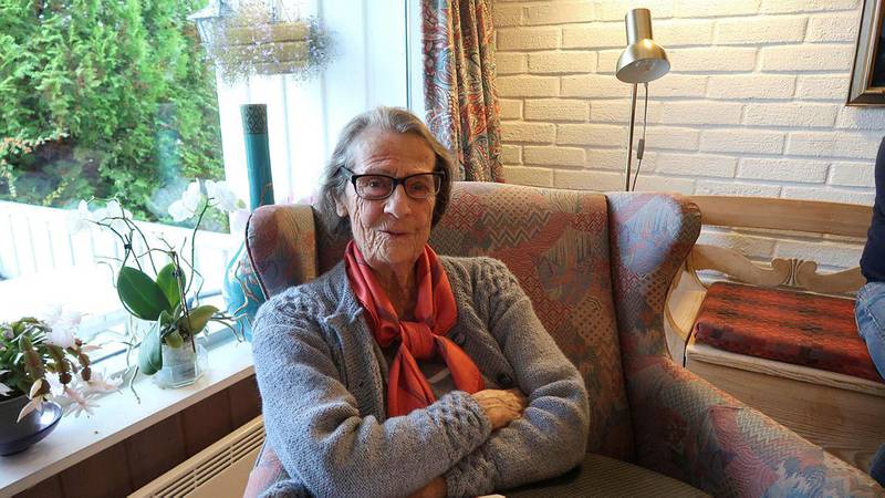 Ebba Rysst (96 år) er sterkt imot nedbemanning i hjemmesykepleien, og oppfordrer politikerne til å finne andre løsninger.