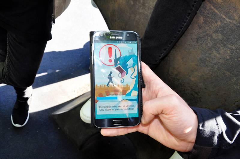 På mobiltelefonen til Vegard Nag Vatne kommer det opp en advarsel om å følge med på omgivelsene mens han spaserer rundt og spiller Pokémon Go. FOTO: EIGIL KLOSTER OSMUNDSEN