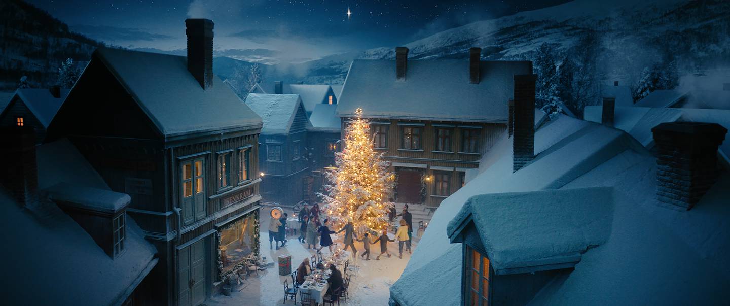 Filmversjonen av «Snekker Andersen og julenissen» befinner seg på TV 2 Play, mens oppfølgeren «Snekker Andersen og julenissen: Den vesle bygda som glømte at det var jul» ligger på Viaplay.