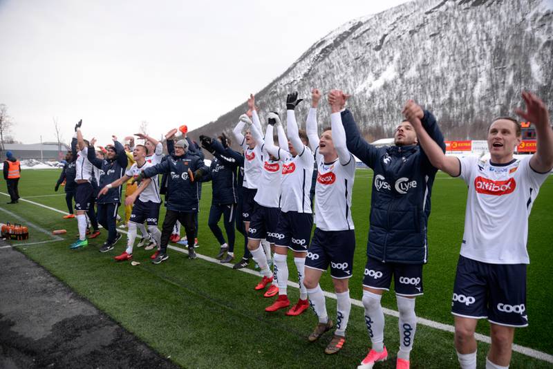 Viking-spillerne jubler seier i 1.divisjonskampen mellom Tromsdalen og Viking på TUIL Arena. Foto: Rune Stoltz Bertinussen / NTB scanpix