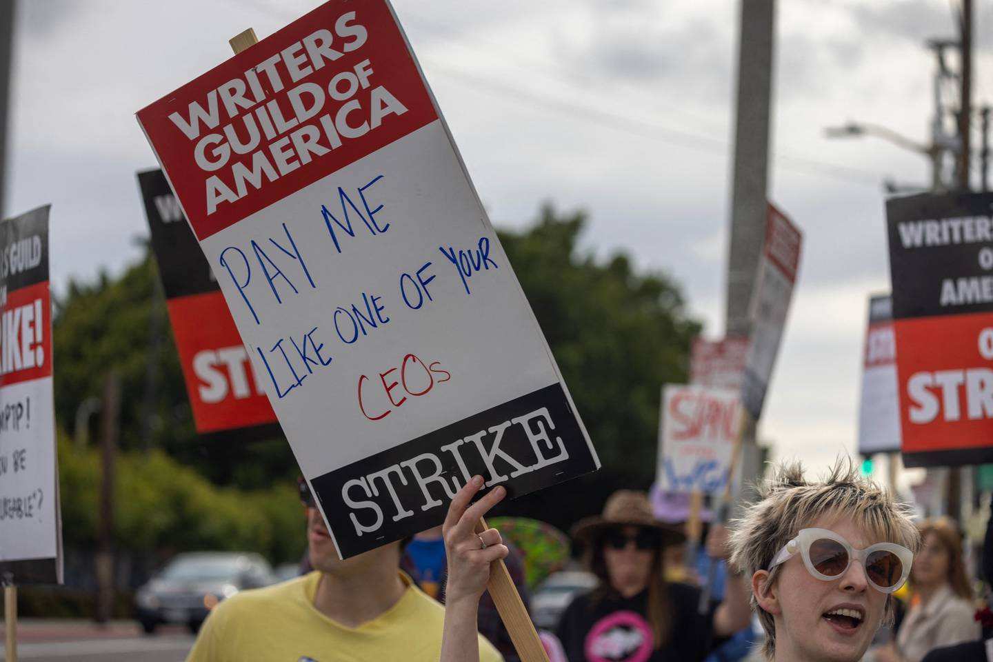 Streikevaktene fra Writers Guild of America har demonstrert utenfor filmstudioene og nettgigantenes kontorer i New York og Los Angeles den siste uka.