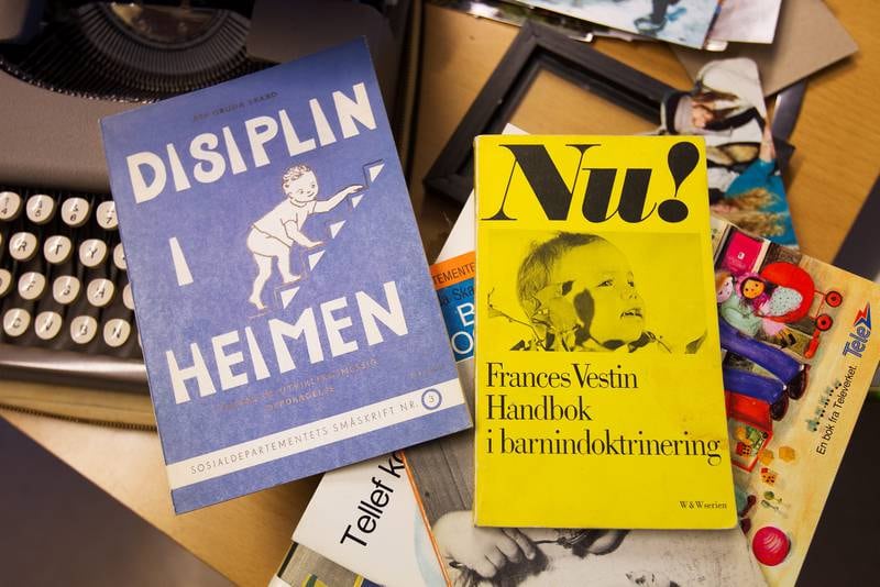 I forbindelse med 50-års jubileet har studentbarnehagen funnet fram flere gamle bøker, arbeider og rariteter. FOTO: ARNE OVE BERGO