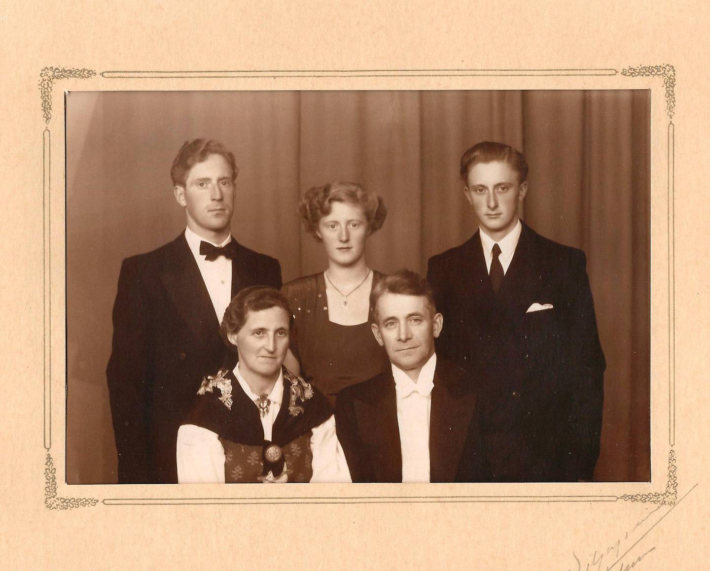 Familien Høie etter krigen: F.v.: Emil, Inger og Ingebret. Foran: Mor Johanne og far Ivar. FOTO: PRIVAT