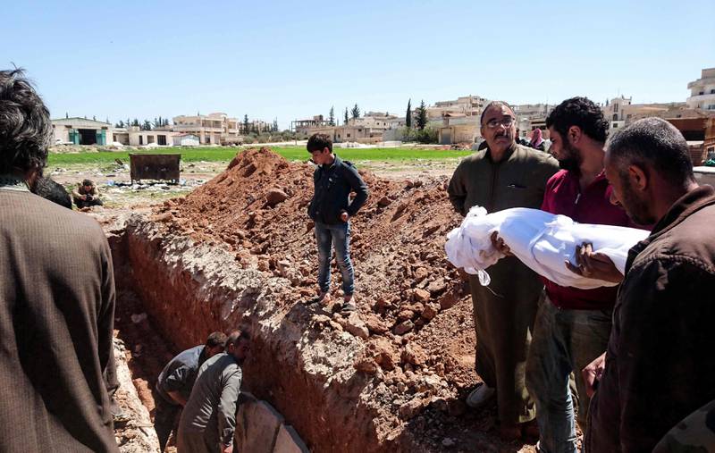 BEGRAVES: Ofre for et kjemisk angrep begraves i Khan Sheikhoun. Mange års hatkultur ligger bak når piloter kan få seg til å angripe selv barn, sier en syrisk desertør til Dagsavisen. FOTO: FADI AL-HALABI/NTB SCANPIX